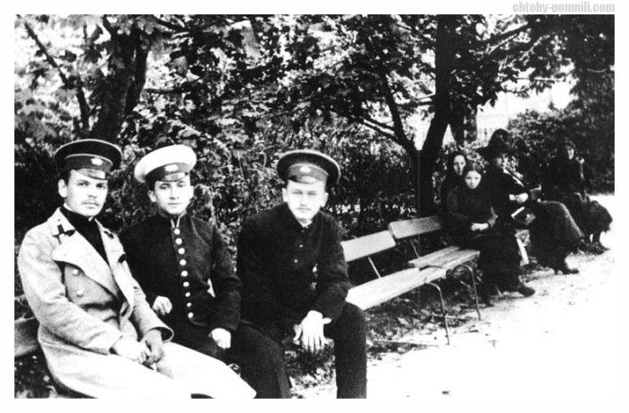 Рис. 2. Гимназист К. Г. Паустовский (крайний слева) с друзьями