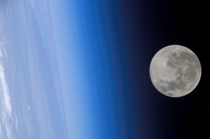 Рис. 4. Луна с борта МКС 24 февраля 2005 года