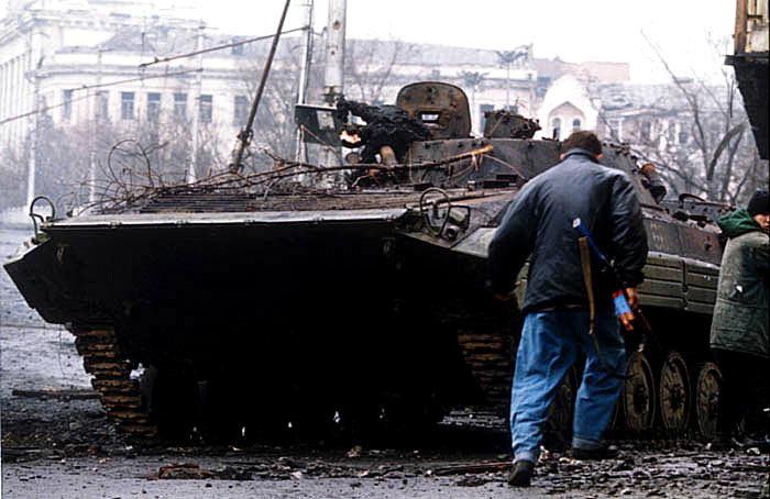Рис. 2. Уничтоженная российская БМП в Грозном, январь 1995 года