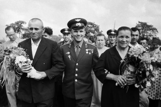 Рис. 2. Юрий Гагарин с родителями