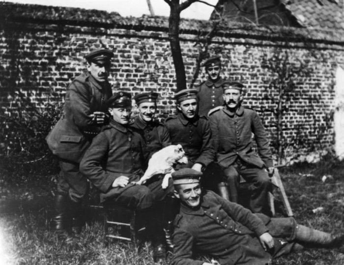 Рис. 3. Адольф Гитлер среди сослуживцев (сидит справа). 1914 год