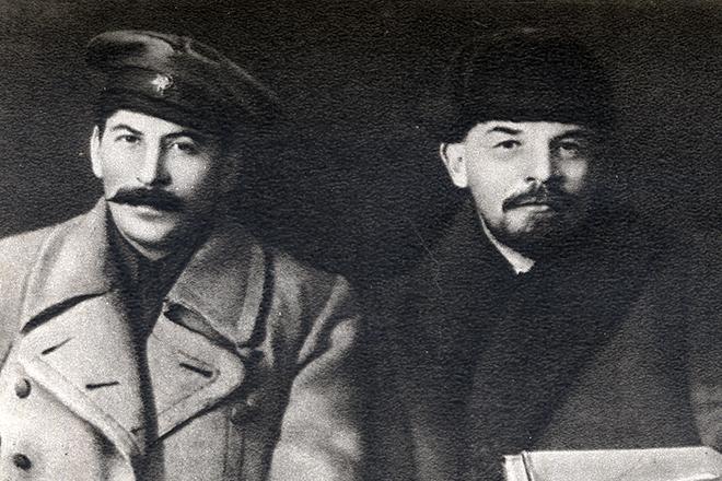 Рис. 3. Иосиф Сталин и Владимир Ленин