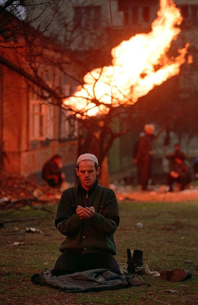 Рис. 3. Чеченец молится в Грозном, январь 1995 года