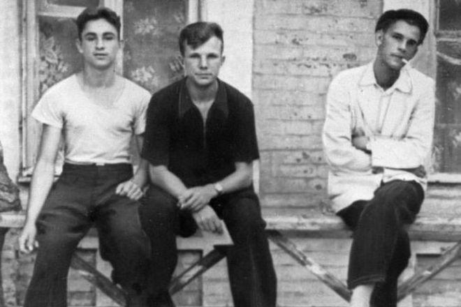 Рис. 3. Юрий Гагарин (в центре) - учащийся Саратовского индустриального техникума с друзьями. 1953 год