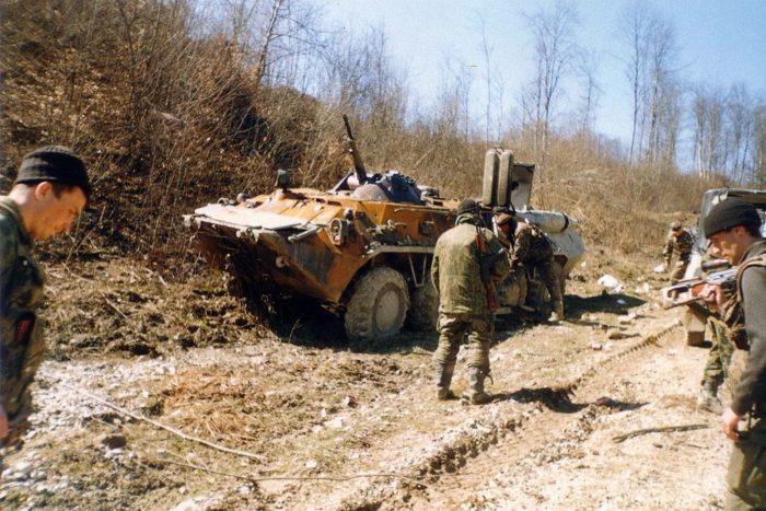 Рис. 4. Российский БТР, подбитый чеченскими боевиками в бою у Жани-Ведено, март 2000 года