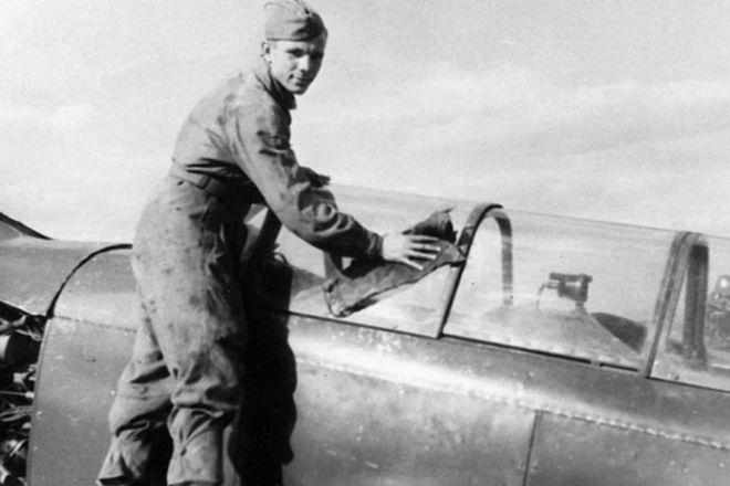 Рис. 4. Юрий Гагарин протирает свой самолет в аэроклубе ДОСААФ города Саратова. 1954 год