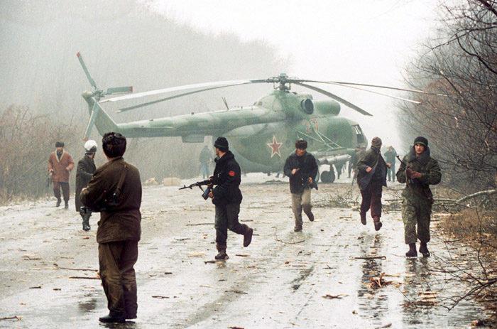 Рис. 5. Вертолет, сбитый чеченскими боевиками, декабрь 1994 г. Фото Михаила Евстафьева