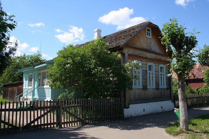 Рис. 5. Дом, в котором Юрий Гагарин жил в школьные годы. Город Гагарин (бывший Гжатск)