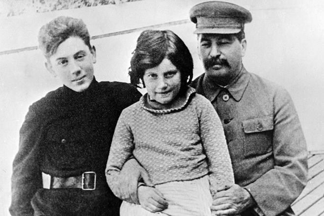 Рис. 5. Иосиф Сталин с сыном Василием и дочерью Светланой