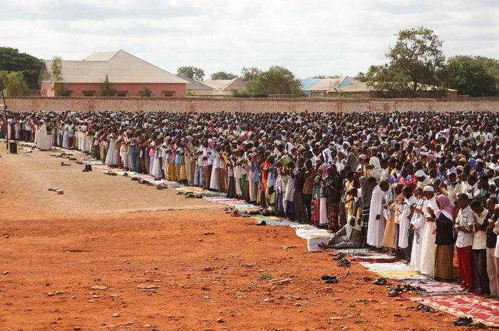 Рис. 3. Молитва во время праздника Ураза-байрам. Сомали