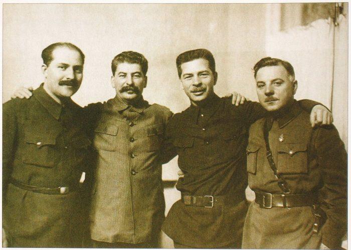Рис. 6. Каганович, Сталин, Постышев, Ворошилов. 1934 год