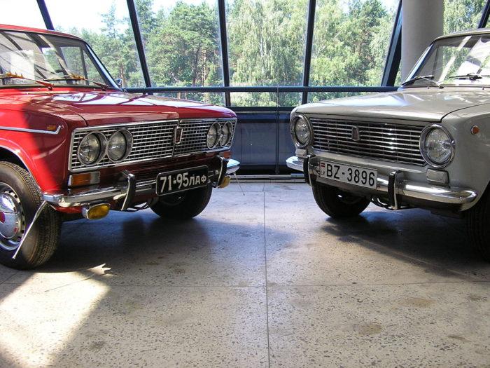 Рис. 6. Первые модели ВАЗа — ВАЗ-2103 и ВАЗ-2101 в мотор-музее в Риге
