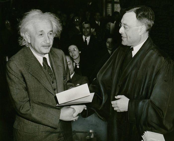 Рис. 7. Эйнштейн получает сертификат об американском гражданстве. 1940 год