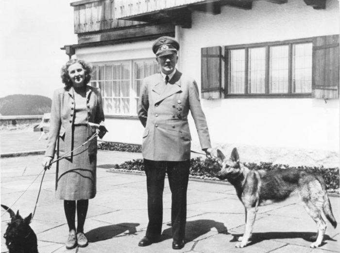 Рис. 7. Адольф Гитлер и Ева Браун со своими собаками в резиденции Бергхоф