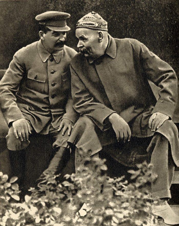Рис. 8. Иосиф Сталин и Максим Горький в скверике на Красной площади. 1931 год