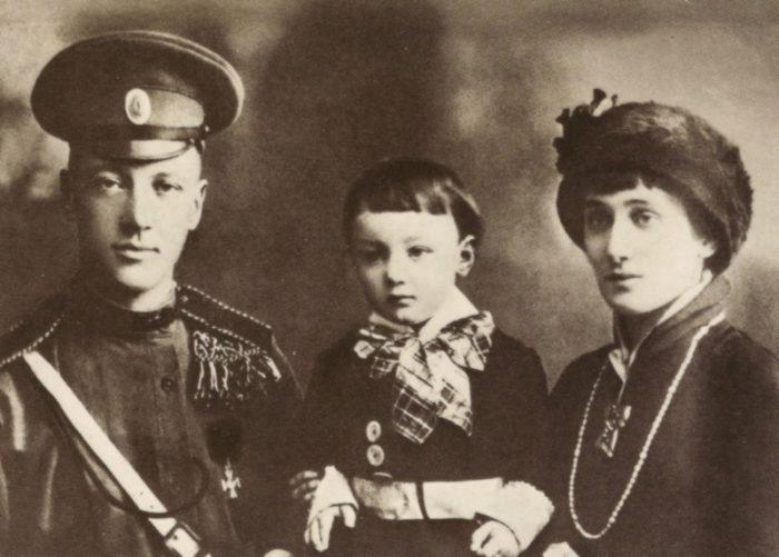 Рис. 3. Анна Ахматова с мужем Н. С. Гумилевым и сыном Львом