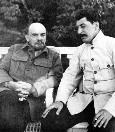 Рис. 4. В. И. Ленин и И. В. Сталин в Горках. 1922 год