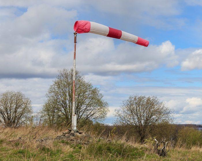 Рис. 2. Ветроуказатель — простейшее устройство для определения скорости и направления ветра, использующееся на аэродромах
