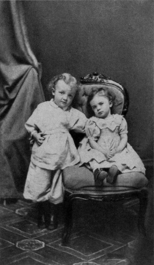 Рис. 2. Владимир Ульянов в возрасте 4 лет со своей сестрой Ольгой. Симбирск. 1874 год
