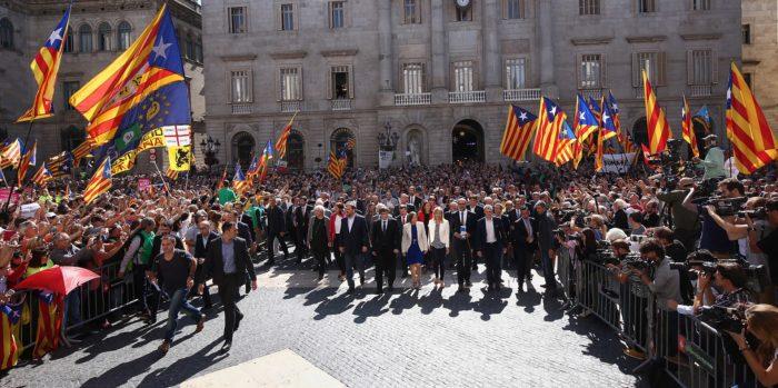 Рис. 6. Глава и 700 мэров Каталонии на встрече по подготовке референдума о независимости. 2017 год
