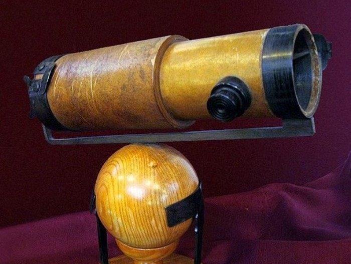 Рис. 9. Копия первого телескопа Ньютона, музей Кембриджа