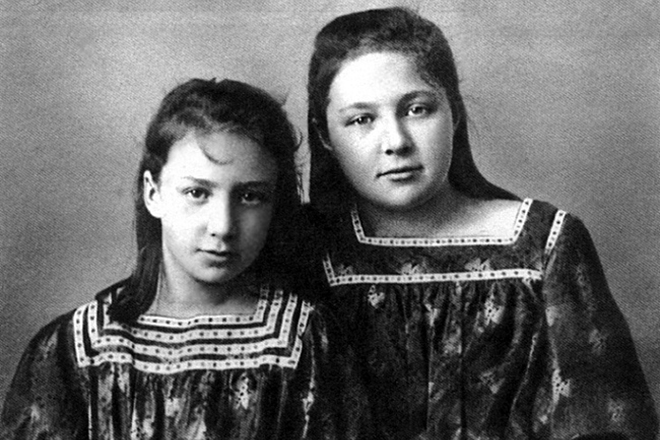 Рис. 2. Марина Цветаева с сестрой Анастасией. 1911 год