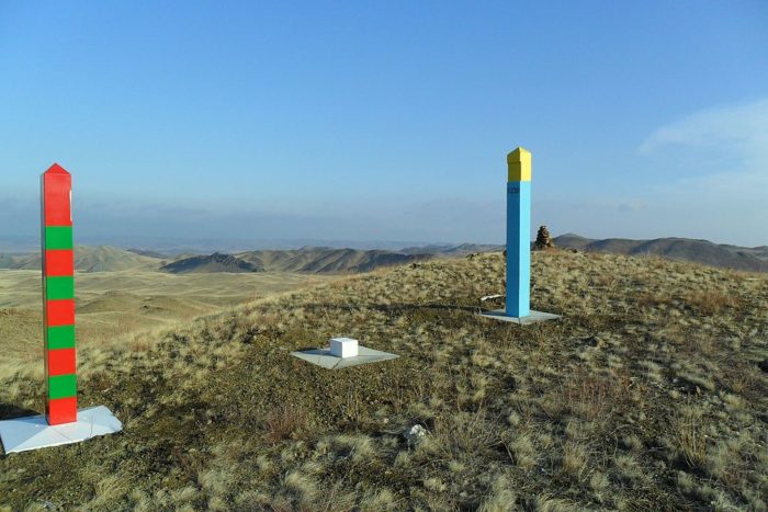 Рис. 5. Пограничный знак на российско-казахстанской границе